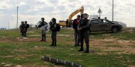 الاحتلال يسرق حفارا أثناء استصلاح أرض زراعية غرب رام الله