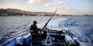 زوارق الاحتلال تستهدف مراكب الصيادين في بحر شرق غزة