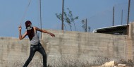 شبان يرشقون بالحجارة مركبة إسرائيلية شمال الخليل