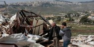 قوات الاحتلال تخطر بهدم غرفة سكنية في بلدة يطا