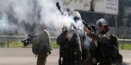 الاحتلال يستهدف المواطنين بقنابل الغاز خلال مواجهات في كفر قدوم