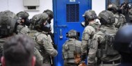 قوات الاحتلال تعتدي بالضرب على الأسرى في سجن "نفحة"