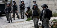 قوات الاحتلال تقتحم عدة بلدات في الخليل وتنصب حواجز عسكرية