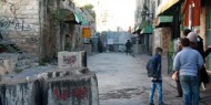 قوات الاحتلال تحتجز عددا من أهالي شارع الشهداء في مدينة الخليل