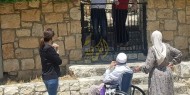 شاهد|| عائلة فلسطينية تقف أمام منزلها وتنظر إليه.. بعد أن سكنه الصهاينة