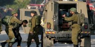 احتجاجات بين الأسرى في "عوفر".. والاحتلال يعتقل 17 فلسطينيا