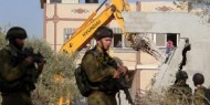 محدث بالفيديو|| الاحتلال يهدم شقتين ومخازن شمال القدس