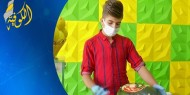 خاص بالفيديو|| شاب أردني يتقن فن النحت على ثمار الفاكهة لجذب الزبائن لمحل عصائر