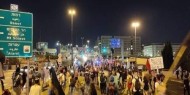 بالفيديو|| أكثر من 10 آلاف شخص يحاصرون مقر إقامة نتنياهو ويطالبونه بالاستقالة