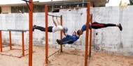 خاص بالفيديو|| 7 غزيين يبدعون في ممارسة "رياضة الموت" بشوارع القطاع