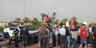 الخليل: عشرات المواطنين يؤدون الجمعة في مسافر يطا لمساندة الأهالي