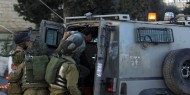 قوات الاحتلال تعتقل شابا من العيسوية وتستولي على بسطات باعة متجولين