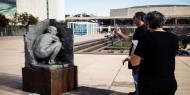 بالصور|| تمثال عار للسخرية من نتنياهو في تل أبيب.. والشرطة تتدخل