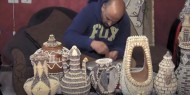 خاص بالفيديو والصور|| كمال المدهون.. فنان فلسطيني يبدع في تزيين الفخار بأصداف البحر