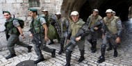الاحتلال يعتقل طفلا وشابا ويشدد إجراءاته العسكرية في القدس