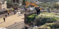الاحتلال يهدم مقبرة قيد الإنشاء في أم طوبا