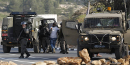 قوات الاحتلال تعتقل شابين وتحتجز آخرين وسط الخليل