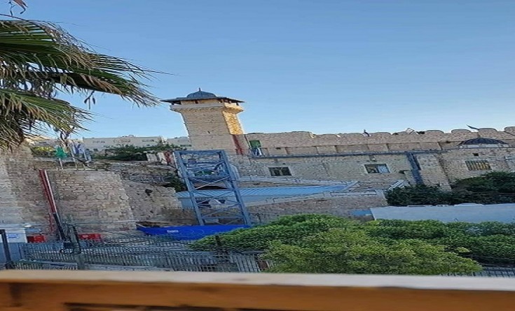 الاحتلال يركب هيكل المصعد الكهربائي في الحرم الإبراهيمي