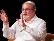 إصابة الروائي سلمان رشدي بهجوم في نيويورك