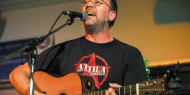 مغن أمريكي يطلق أغنية ضد مصنع سلاح «إسرائيلي»