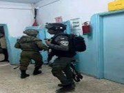 قوات الاحتلال تقتحم مدرسة في الخليل وتعتقل موظفا عقب الاعتداء عليه