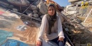 فيديو|| أمل أبو الصباح.. فنانة نازحة تجلس بجوار لوحتها الجدارية بين ركام منزل دمره الاحتلال