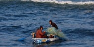 في غزة.. الصيادون يتحدون القذائف لإطعام أسرهم من فتات البحر