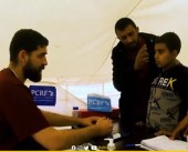 الطبيب رجاء عكاشة يحول خيمته في محافظة رفح إلى عيادة طبية لعلاج الأطفال مجانا