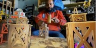 رغم الحرب والدمار.. محمد أبو عامر يصنع فوانيس رمضان الخشبية التقليدية بورشة نجارة في مدينة رفح