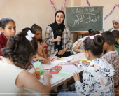 فنانة تشكيلية من غزة تنشئ مبادرة لتعليم الأطفال الرسم في ظل استمرار العدوان
