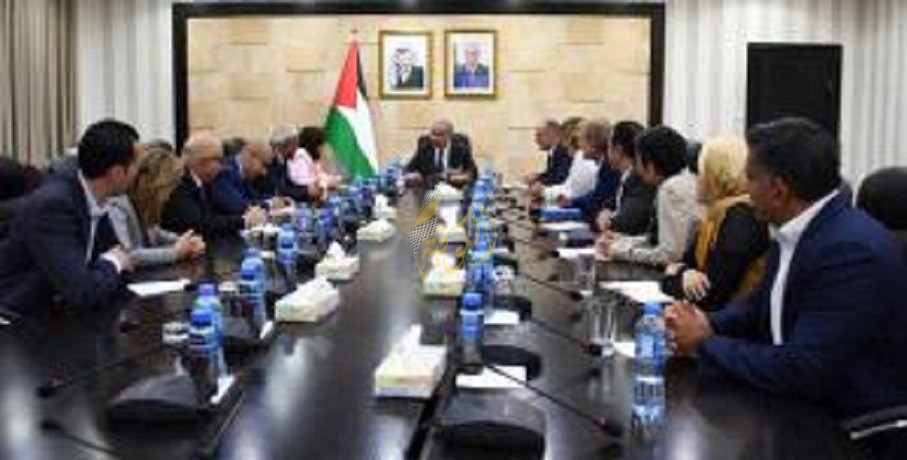 اشتية خلال لقائه وفدا من منظمة الصحة العالمية